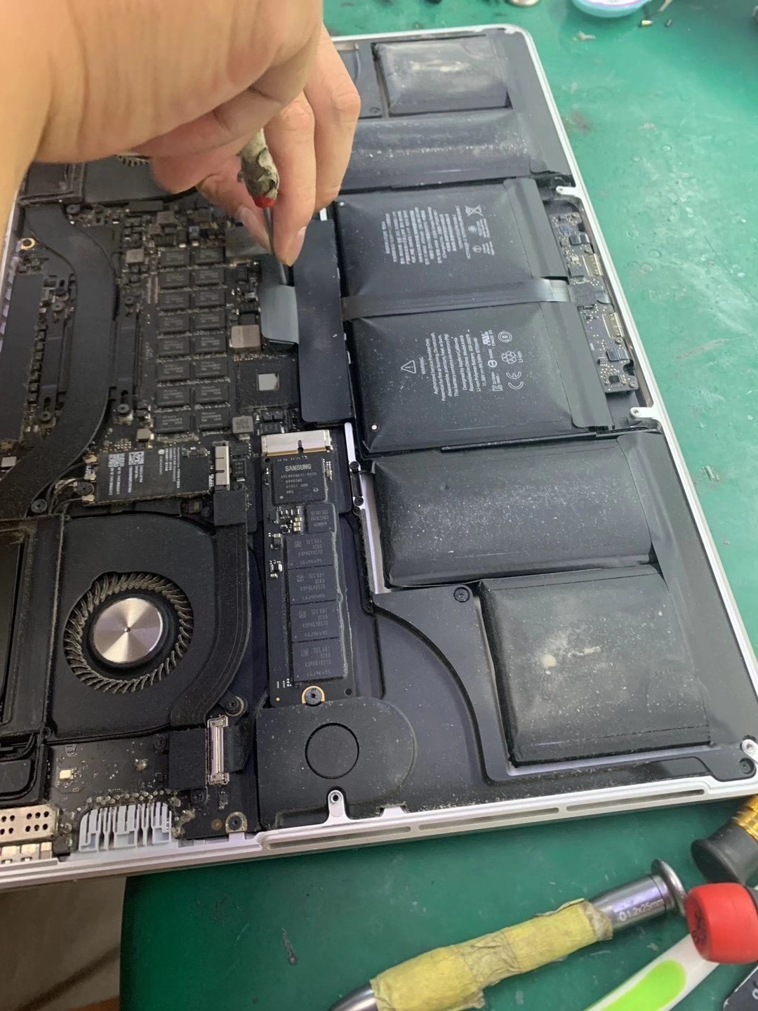 苹果笔记本电池鼓包不充电维修服务，进水不开机维修服务