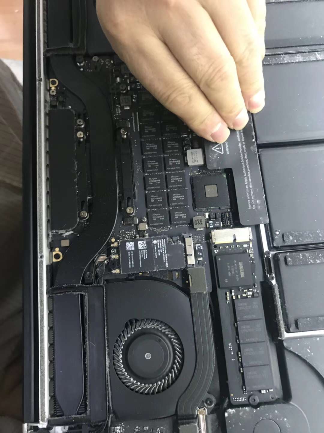 苹果笔记本进水不开机维修，键盘触摸板失灵维修